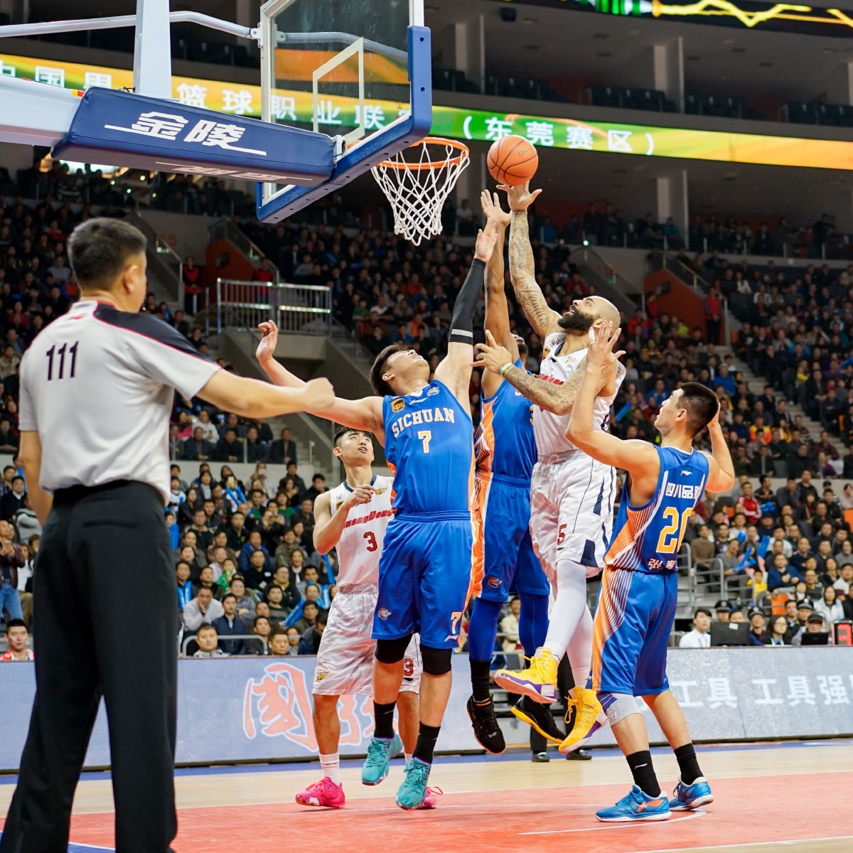 维蒂尼亚是第九位欧冠对英格兰球队戴帽球员，也是葡萄牙首人（维蒂尼亚成欧冠对英格兰队戴帽第九人，同时也是葡萄牙历史首位）