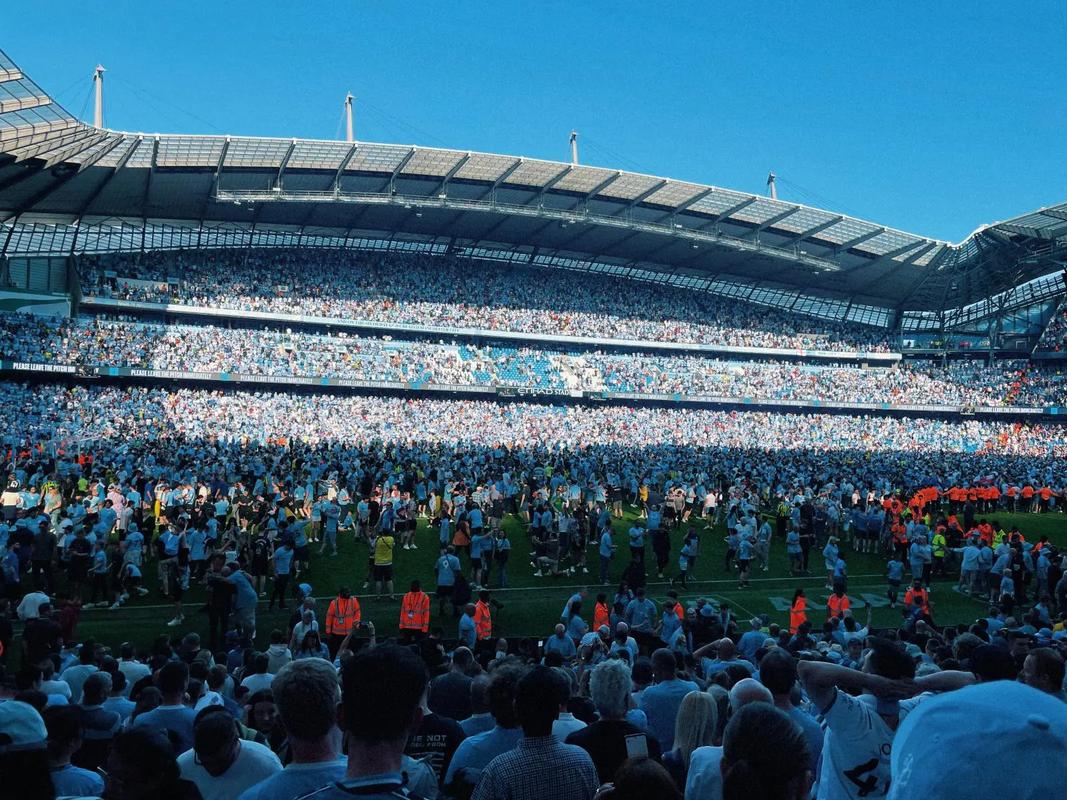 韩国女星穿曼联曼城球衣聚餐。左边是韩国国门金承奎...（韩国女星穿曼联与曼城球衣同桌聚餐，左侧为韩国国门金承奎）