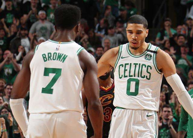 神之一脚！德甲保级队惊现蝎子摆尾式神仙球，现场视角，太丝滑了（逆天一脚！德甲保级队上演蝎子摆尾神球，现场视角行云流水）