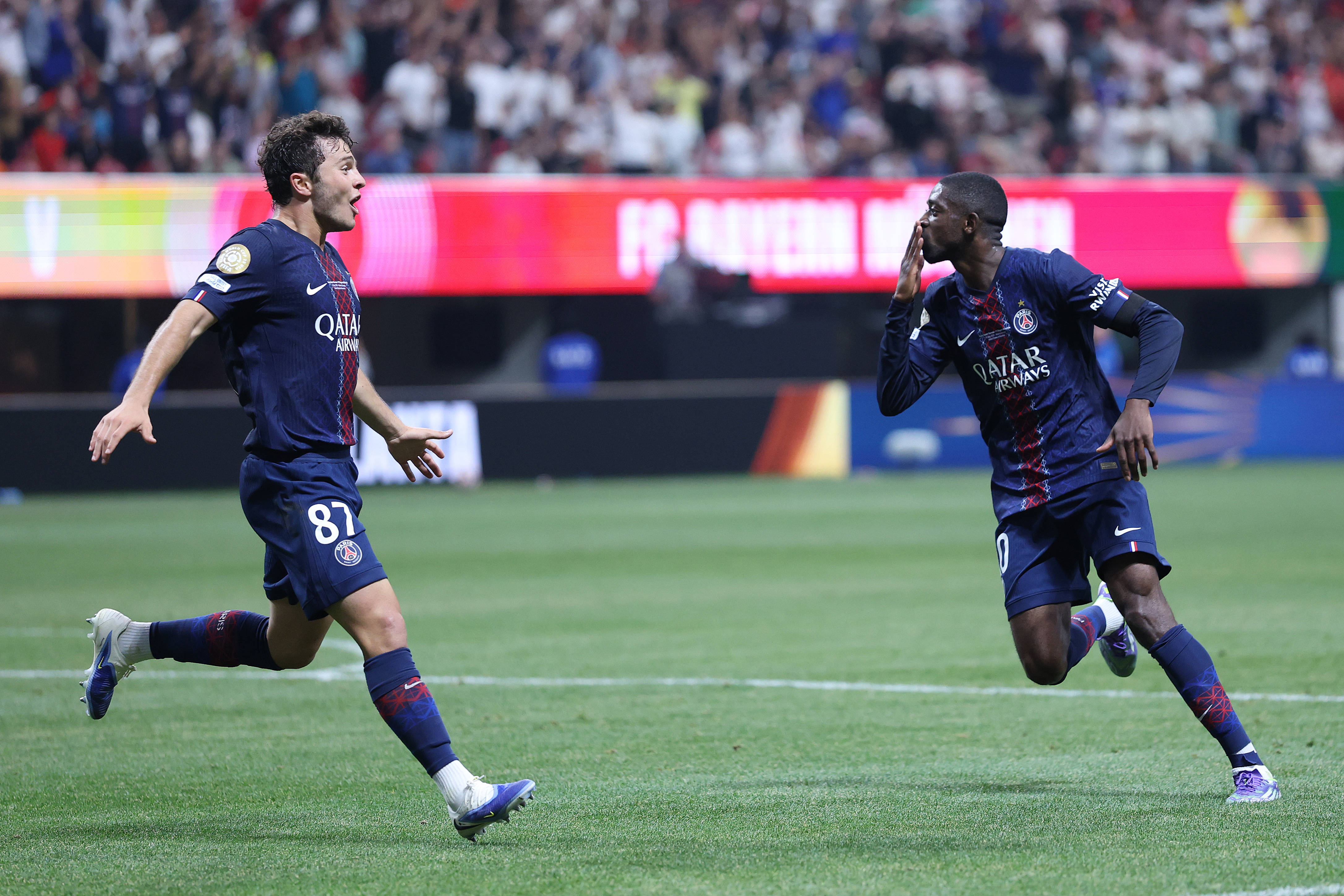 太不容易了！王睿泽半场前压哨三分 青岛国内球员首个运动战进球（艰难破荒！王睿泽半场压哨三分助青岛本土球员收获首个运动战进球）