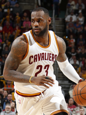 调皮二娃上线，穆勒庆祝夺冠时和25号队友高尔德顶牛假装受伤（穆勒夺冠庆祝又整活，与25号队友高尔德顶头后夸张装伤）