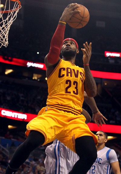 文班和比永博在场边进行高强度卡位对抗 后者本季上场时间很少（文班与比永博场边上演高强度卡位对抗，后者本季出场时间寥寥）