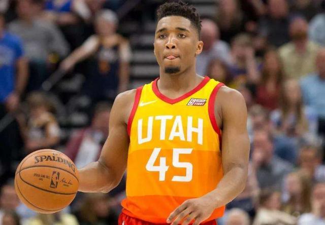 足球赛事精彩瞬间：多特蒙德险些失球，裁判争议判罚引热议（足球焦点瞬间：多特蒙德险遭破门，争议判罚掀起热议）