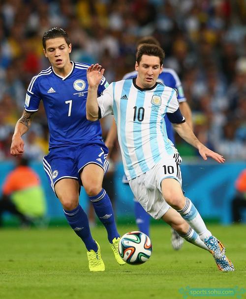 26岁姆巴佩获评10分+MVP：无敌一条龙+飙2世界波,现场视角太牛了（26岁姆巴佩10分满分当选MVP：无解一条龙+连轰两记世界波，现场视角炸裂）