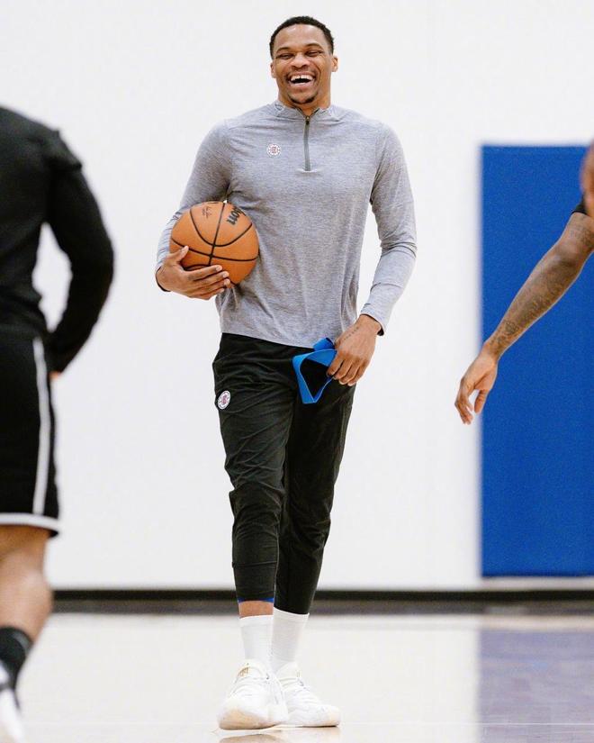 阿图什杯球员进球后跑上看台给母亲献花，后两黄变一红被罚下（阿图什杯球员破门后爬上看台向母亲献花，随即两黄变红遭罚下）