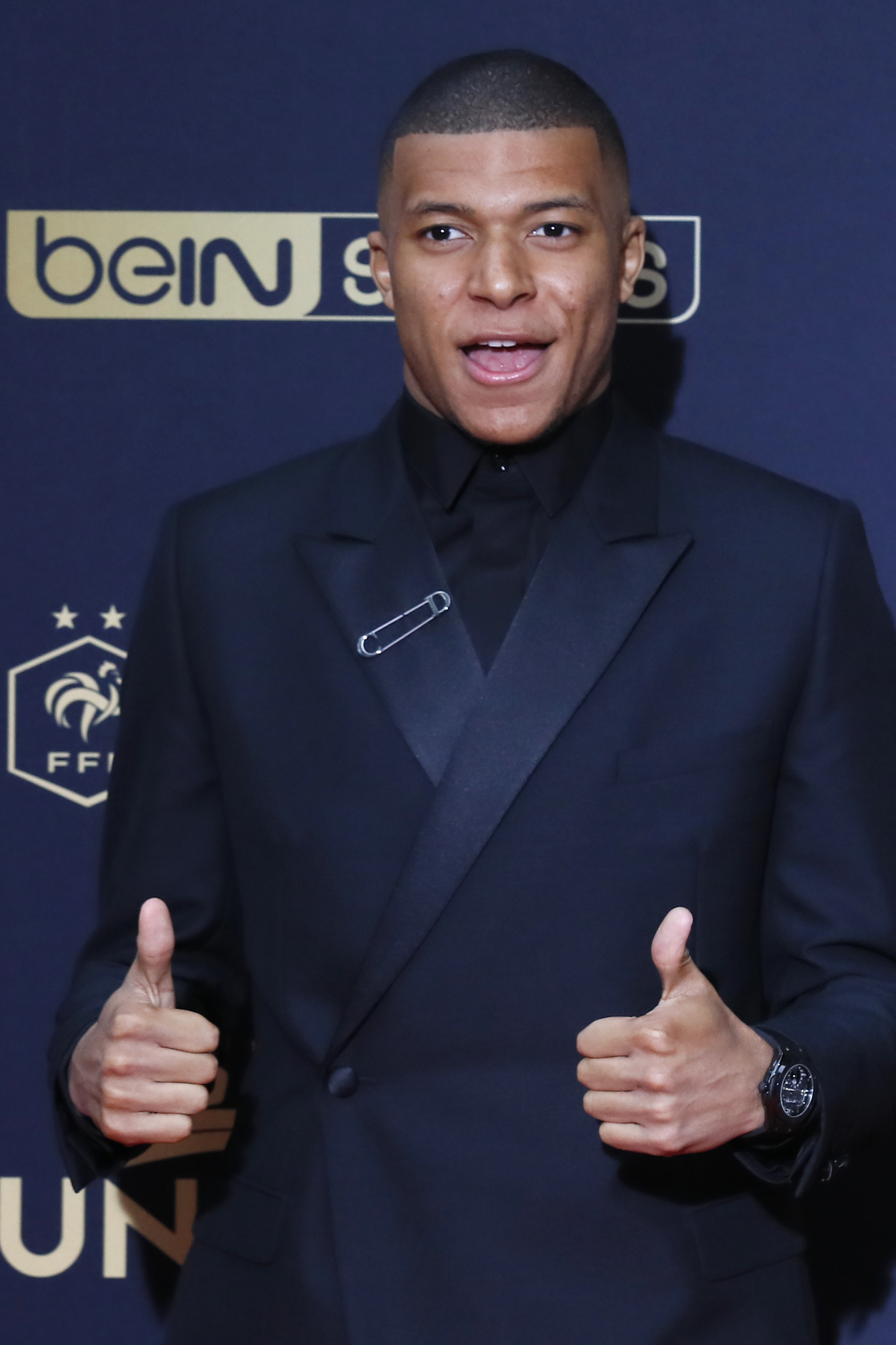 “小雪”节气将至，长春亚泰基地为天然草加盖第二层“棉被”（小雪将至，长春亚泰基地给天然草再添一层“棉被”）