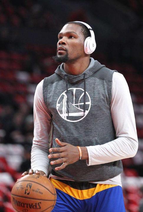 足球世界杯吉祥物亮相，造型引网友热评（世界杯吉祥物发布，外观引发网友热议）