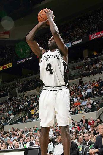 柔佛魔鬼主场绞杀残阵海港 中超冠军恐提前出局（柔佛主场强势压制残阵海港，中超冠军或提前遭淘汰）